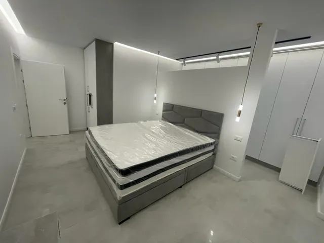 Graues Boxspringbett in einem Schlafzimmer mit Einbauschrank
