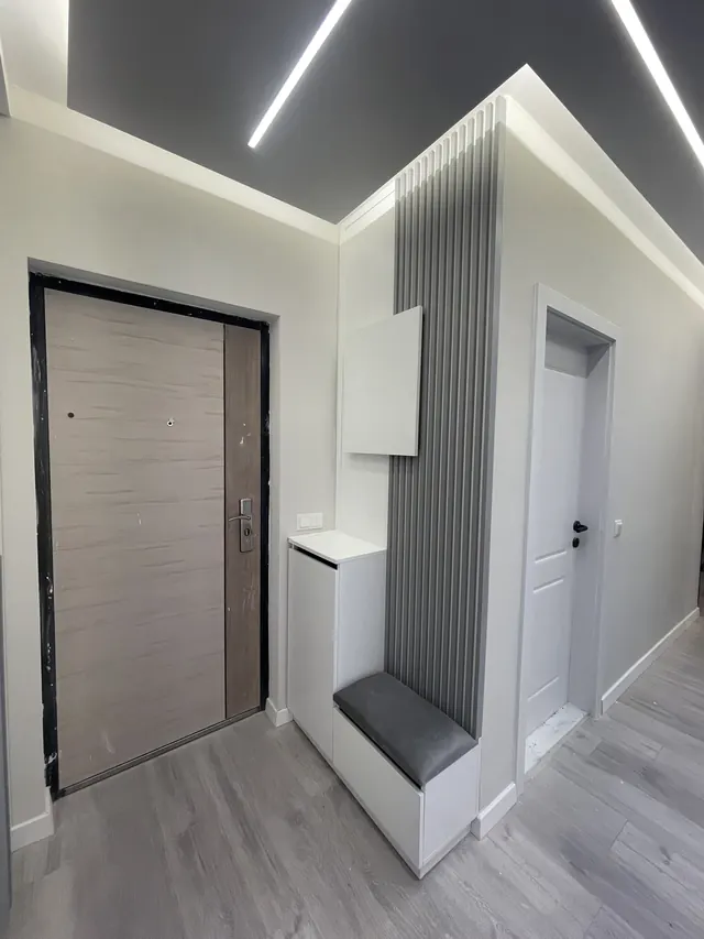 Flurgarderobe mit Wandpaneel, Sitzbank und Schuhschrank
